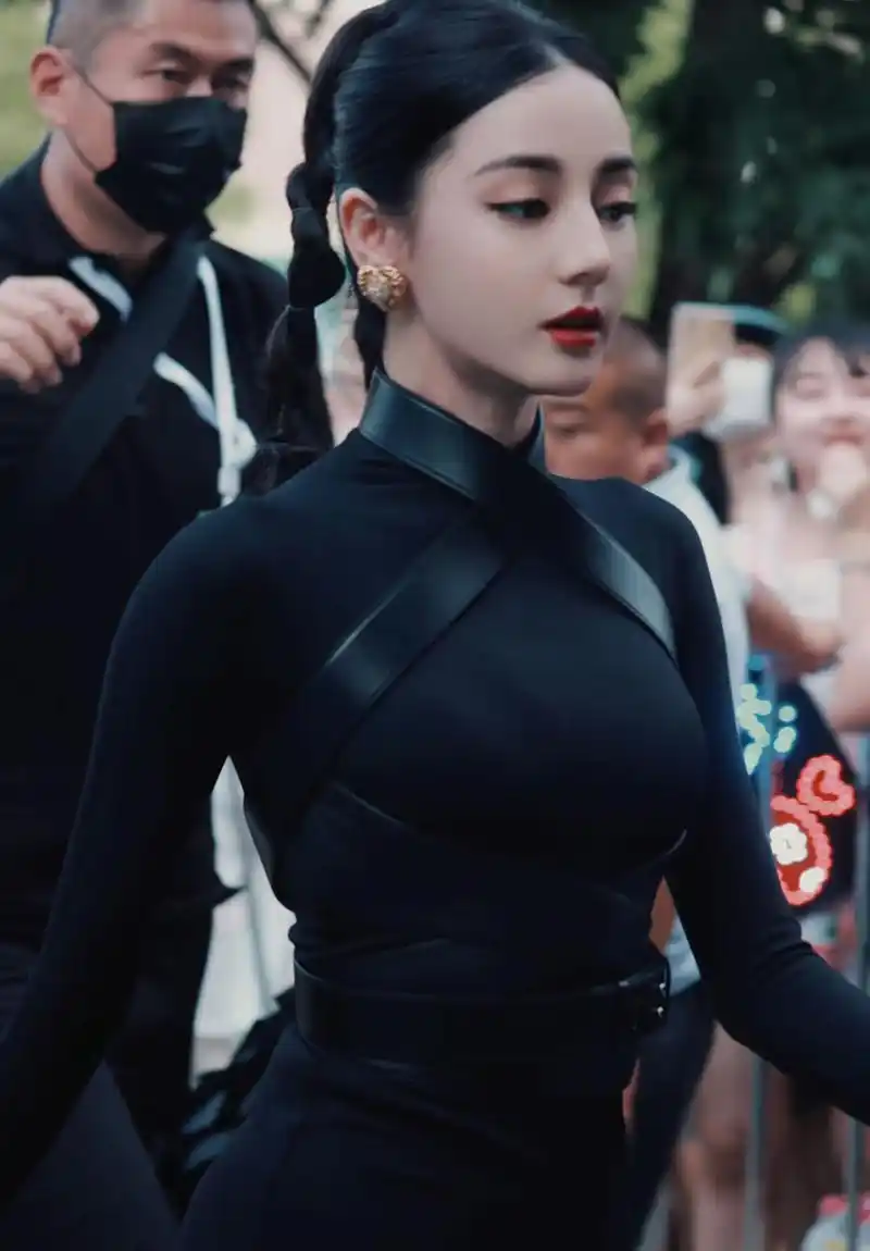 迪丽热巴这身黑色紧身裙,真的好飒!