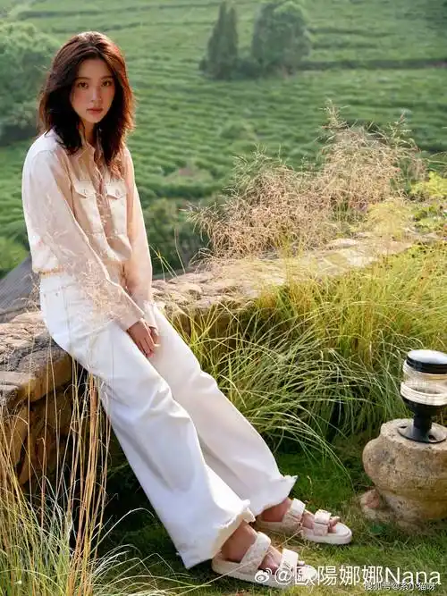 欧阳娜娜穿"白 白"凉鞋美出新高度!网友:这双鞋我要咬一口