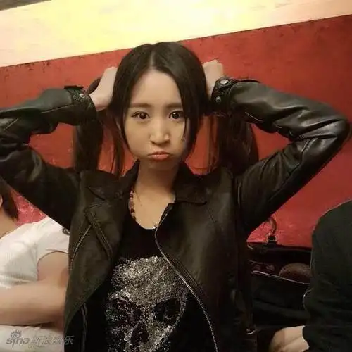 ",晒出一张儿子的小手照片,宣布自己当爹,与女友聂欢也已经组建家庭.