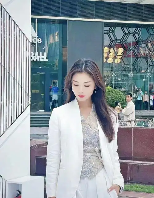 刘涛广州活动状态#刘涛的白色别致剪裁西装现身广州出席线下欢