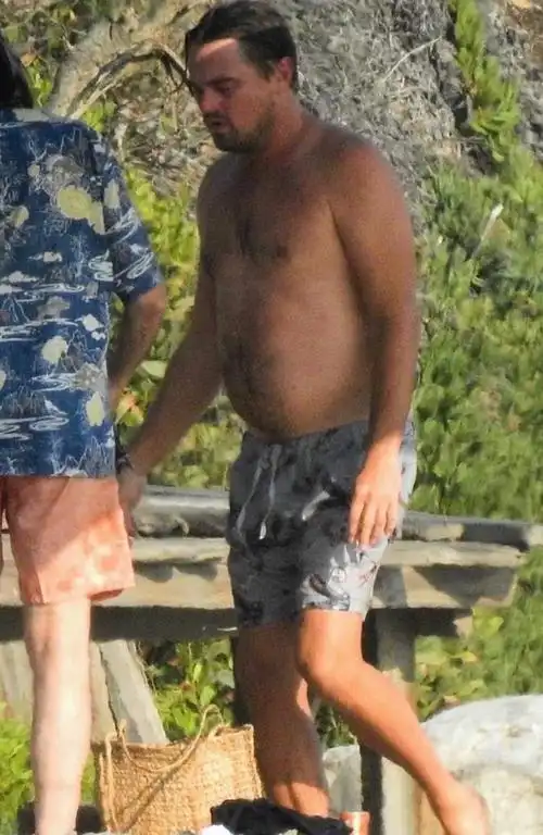 小李子莱昂纳多小李子戏水裤子穿太低