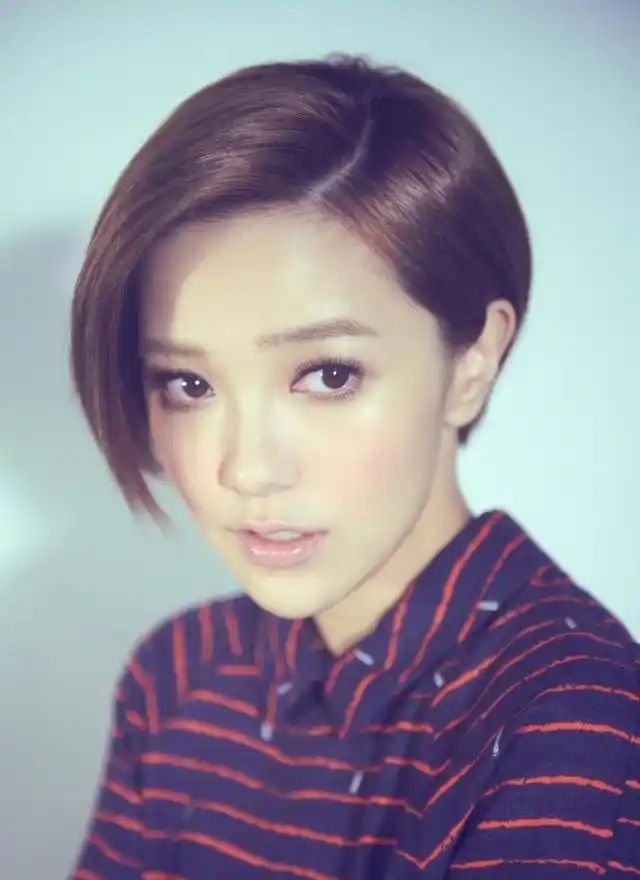 以唱歌出道,却以演戏爆红,如今演艺事业风生水起