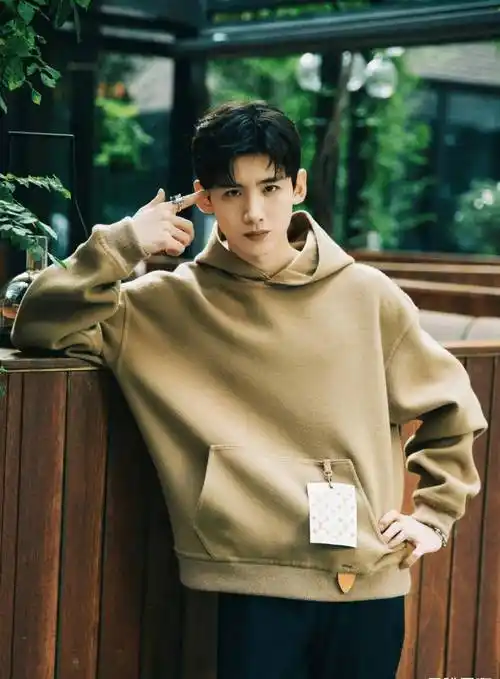 日系奶狗白敬亭,帅气狼狗王嘉尔,你们会pick谁?_小白_身材_衣服