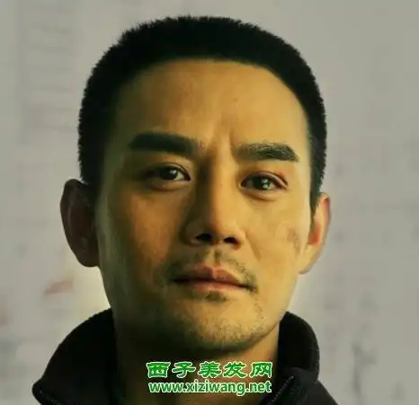 稍微有点美人尖的方寸头短发发型简单却吸睛,精短的