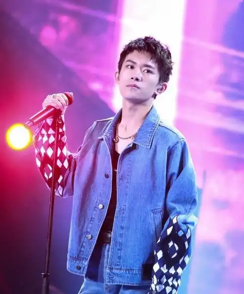 《少年的你,如此美丽》这部小说中易烊千玺饰演的北野应该是圆寸的