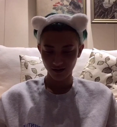 黄子韬素颜直播,当脸凑近镜头那一刻,27岁皮肤状态我没看错?