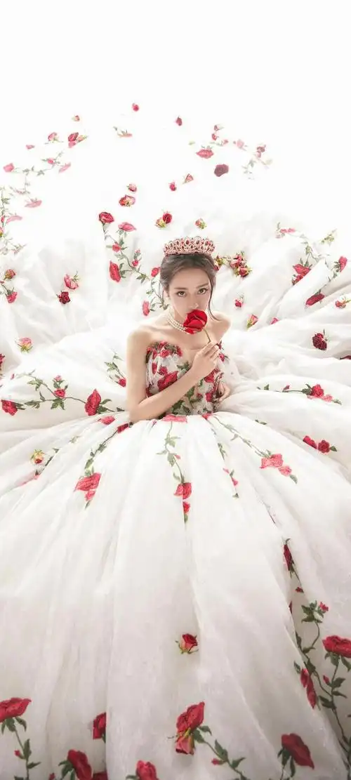 迪丽热巴白裙红玫瑰