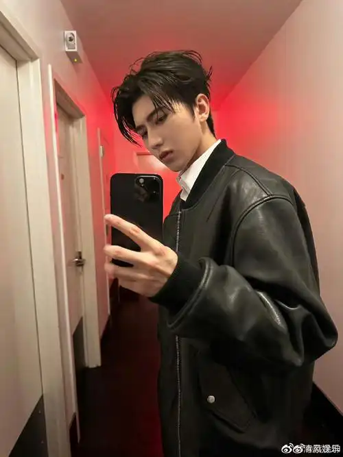蔡徐坤黑皮衣对镜自拍