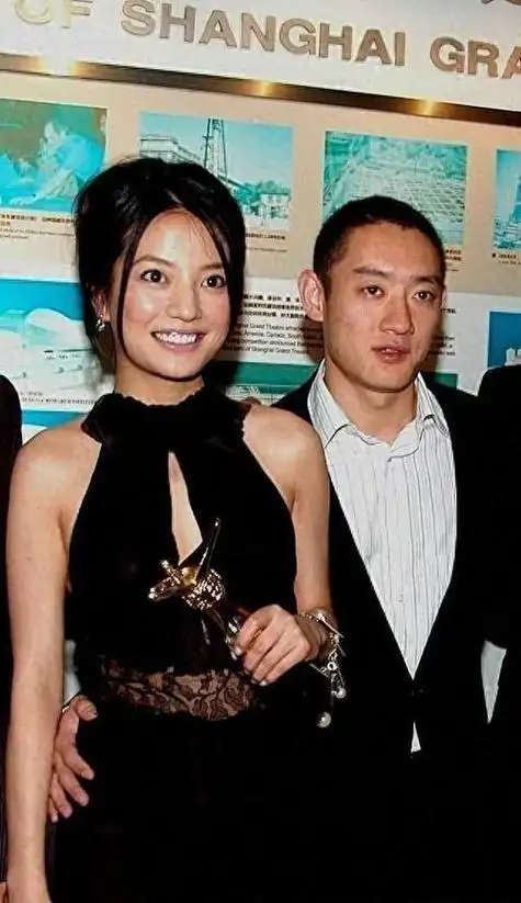 赵薇母亲魏启颖儿子离婚分走52亿女儿消失荧屏丈夫也去世