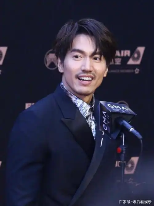 言承旭大叔造型走红毯,被问及林志玲结婚事情,尽显尴尬无助