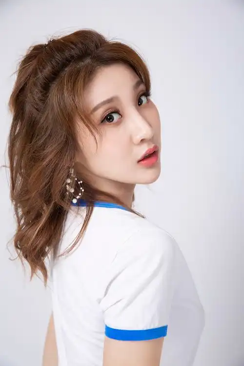 演员于湘霖杂志精修高清图片