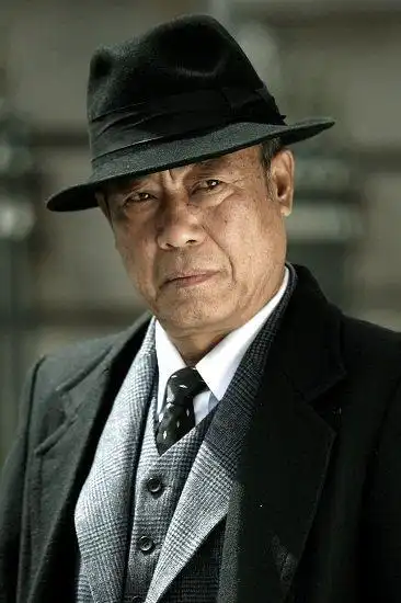 他被称为"史上最抢戏的男配角",整天打打杀杀的他妻子不但是学霸,还是