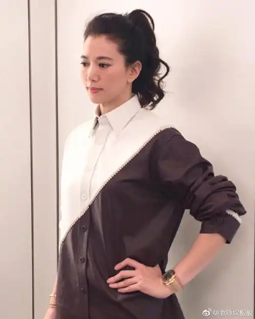 谁说40岁出头的女明星人老珠黄袁咏仪穿衬衫连衣裙47岁嫩回20岁