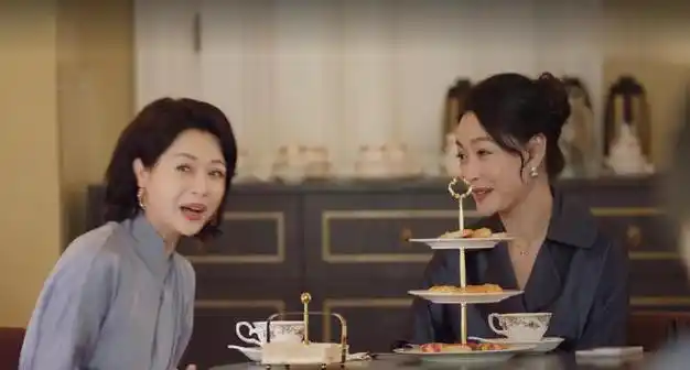 一个富家太太,表面光鲜亮丽,实则丈夫出轨,女儿刁蛮任性,儿子也养成了