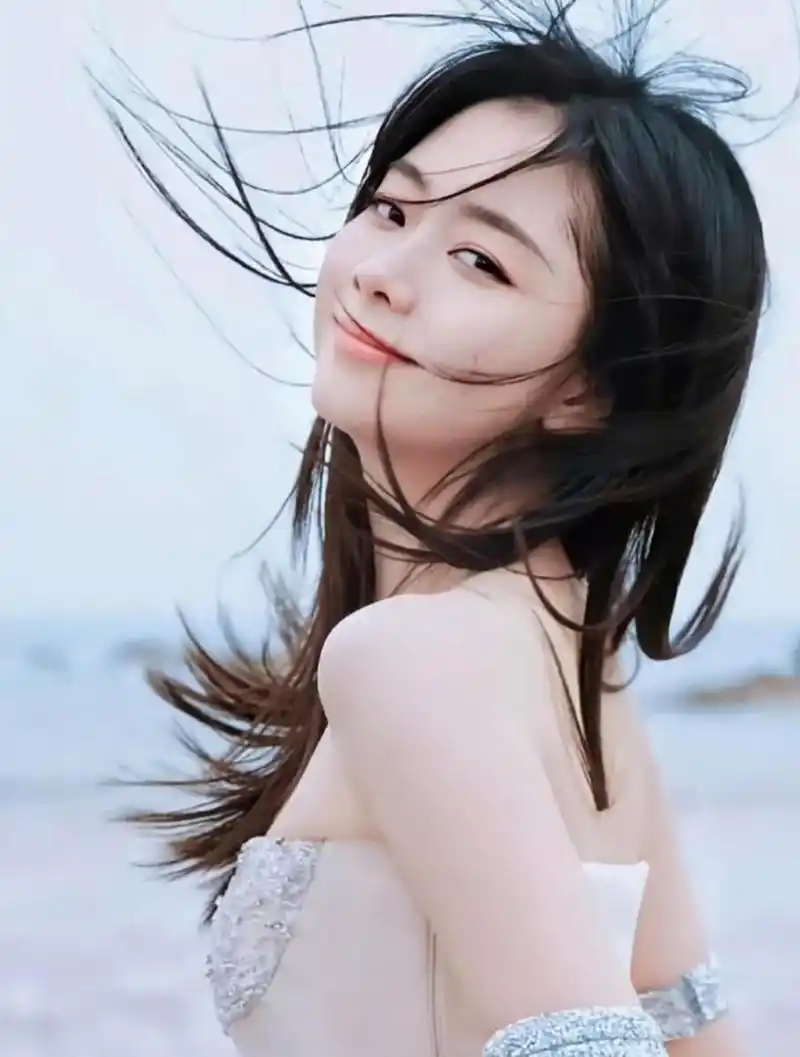 谭松韵不只是可爱,也有性感的一面,这个抹胸长裙的造型就很漂亮,看来