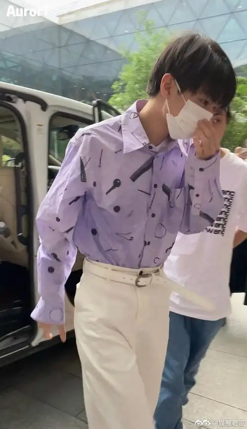 王俊凯 近日机场街拍图,小凯 身穿紫色衬衫搭配白色长裤……__财经