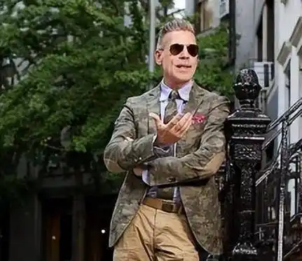 于是她凭借自己的美貌,开始寻找自己的目标,最终她成功勾引一个五十多