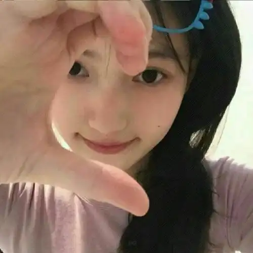 求美女单手比心的头像