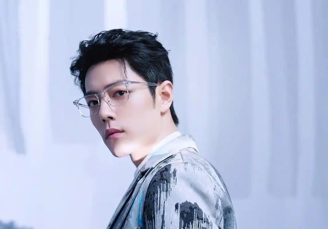 肖战@肖战陌森眼镜品牌代言人@肖战  肖战戴眼镜太好看了啊,感觉他能