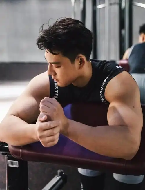 精致帅气的五官与结实的健硕身材,让认真健身运动的男生魅力爆棚