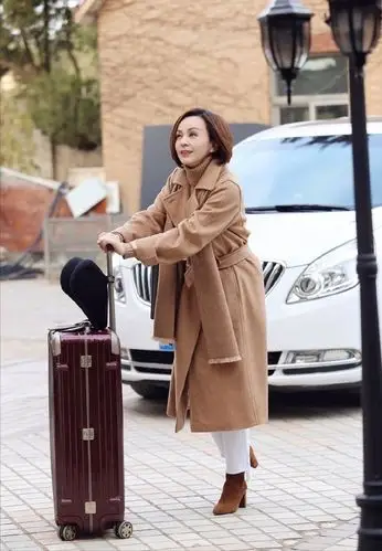 王琳这日常穿搭真淑女,一点也不像雪姨那样跋扈,女人味十足