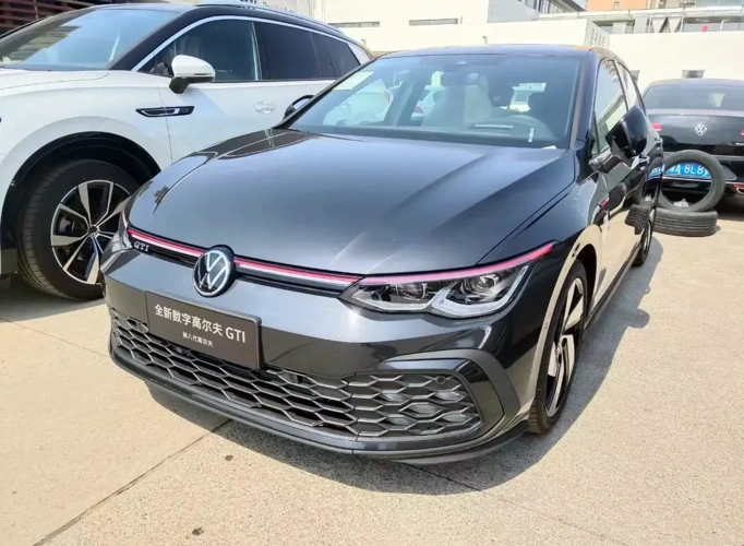 盲订1万元9月提车大众高尔夫8代gti到店实拍战斧轮毂很帅气