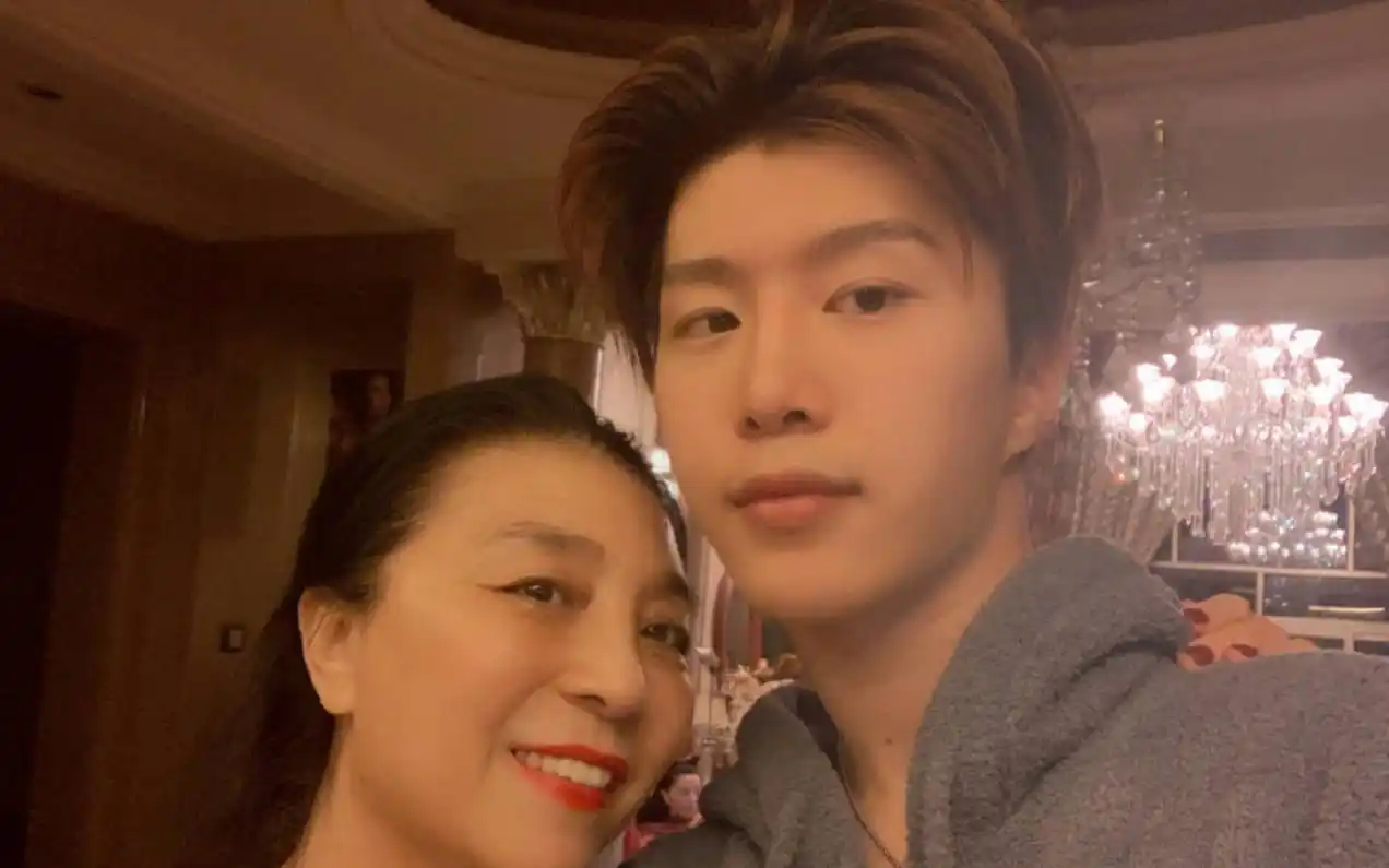 范丞丞晒高颜值全家福,还叫范冰冰是妹妹,网友:安排得明明白白