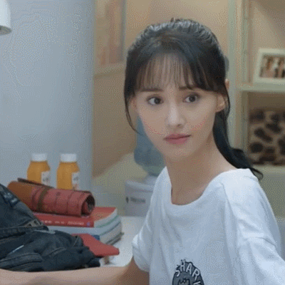 郑爽美女空气刘海白衣服转头gif动图_动态图_表情包下载_soogif