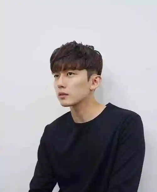 男生发际线很高?这5款刘海发型可以挽救一下