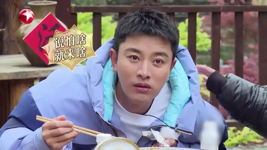 极限挑战:贾乃亮美美吃着肥肠粉说自己不爱洗肥肠,结果怕啥来啥