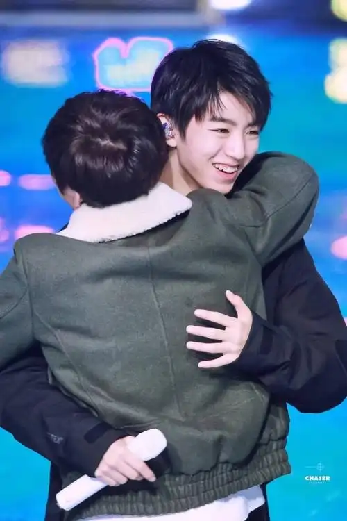 王俊凯拥抱了一个人网友误将背影认成王源