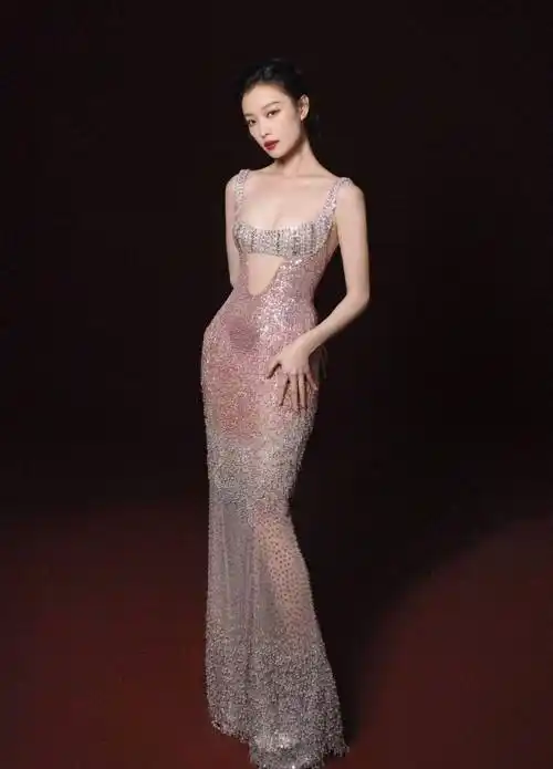 倪妮晒低胸礼服裙清凉照,室内拍出来有多美,到室外就冻得有多惨