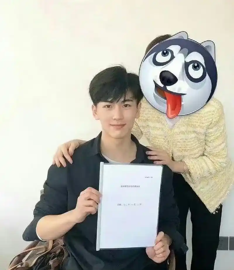 张凌赫出道签约旧照 好青涩啊!帅气满分#张凌赫