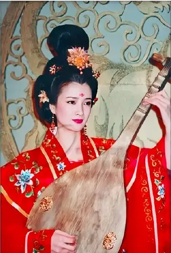 《情剑山河》—周娥皇何晴年轻时的古装扮相,圆润水灵,明媚动人,用"