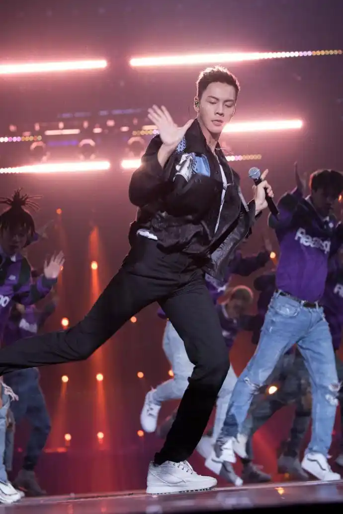 陈伟霆仗义,出席活动不忘带自己战队成员,现场舞蹈太燃