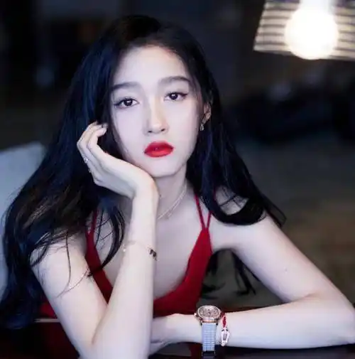 原创关晓彤模仿热巴上瘾挑战清凉例假裙露面抬腿那刻我慌了