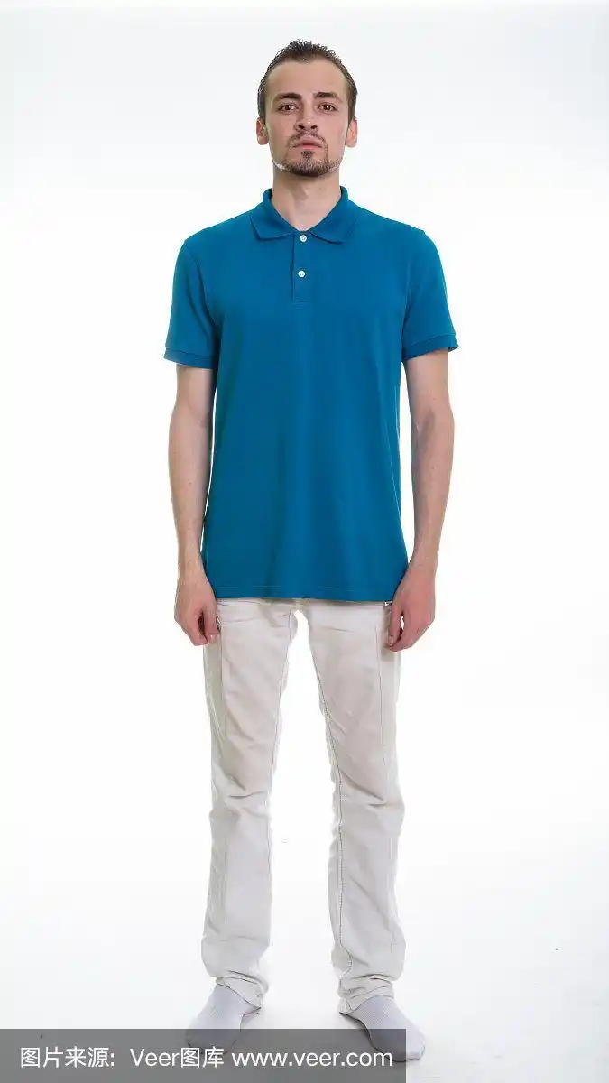 年轻的大胡子男子站在白色背景下的全身照片