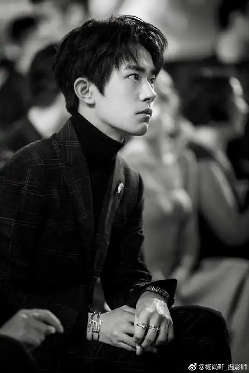 这侧脸太牛了@tfboys-易烊千玺#四字 易烊千玺 yyqx 四字弟弟