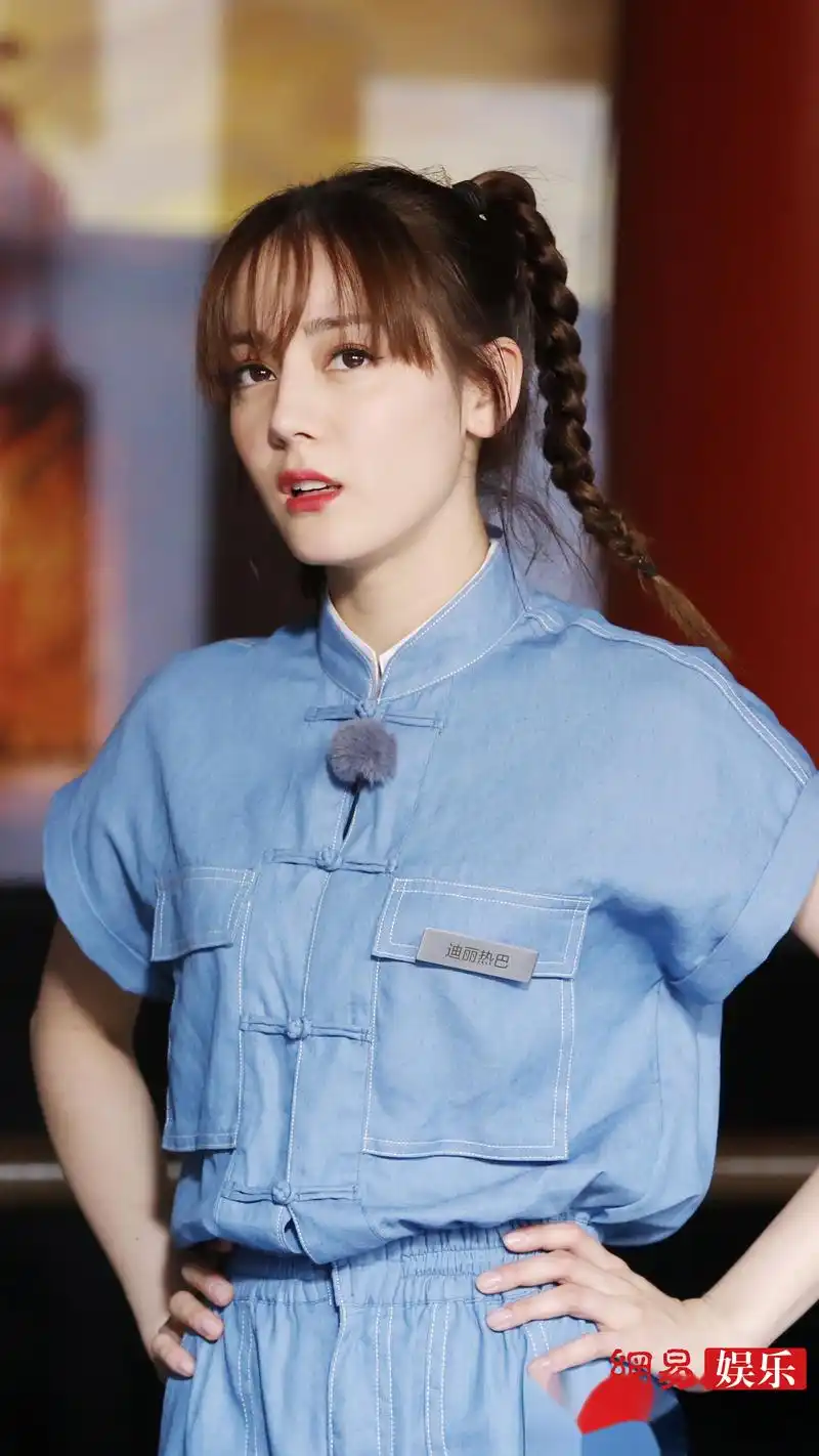 迪丽热巴 媒体探班 麻花双马尾也太俏皮太可可啦