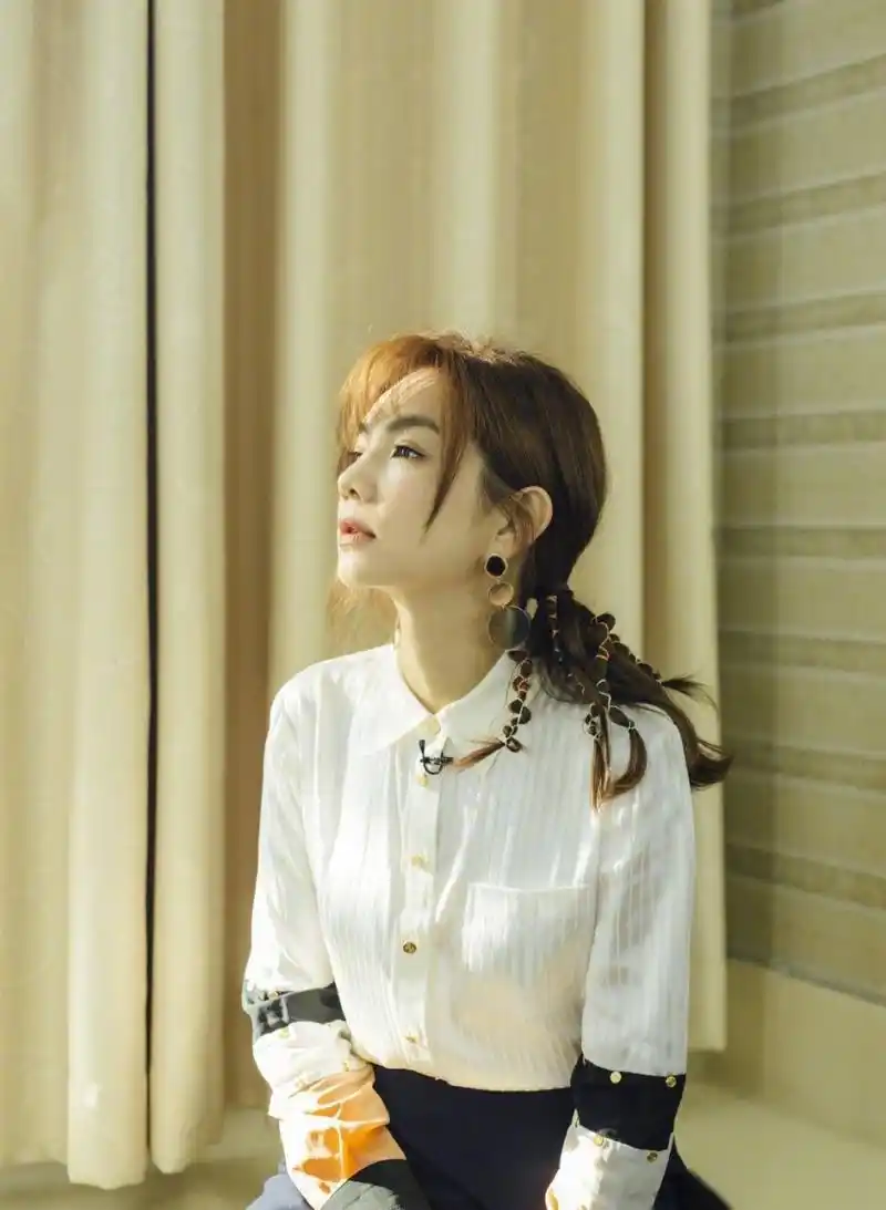 听ella唱平凡的一天,听出了淡淡的幸福!