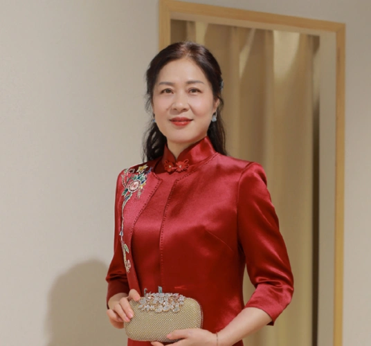 婆婆婚礼上好高调穿红旗袍把新娘风头都抢了1米7人群中也醒目