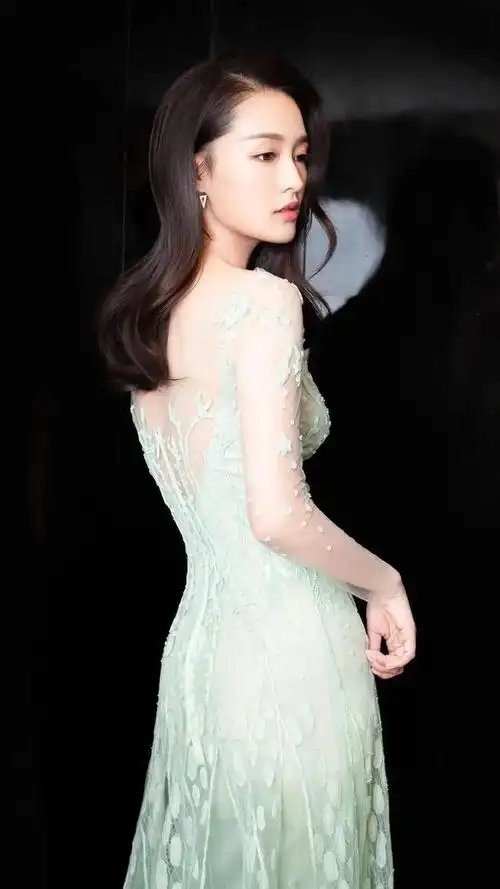 李沁一袭连衣裙,气质优雅显时尚