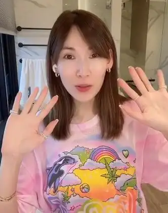 陈若仪37岁身材真好,穿短裤秀出大长腿,童趣上衣减龄可爱