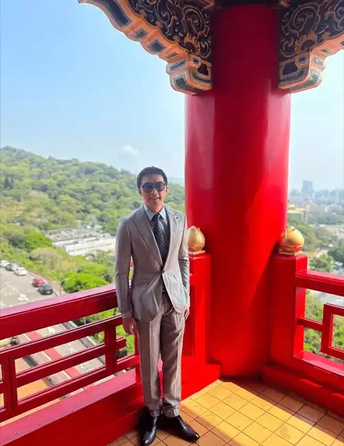 台偶初代男神贺军翔老好快,短发近照年龄感重让人认不出_时期_西装