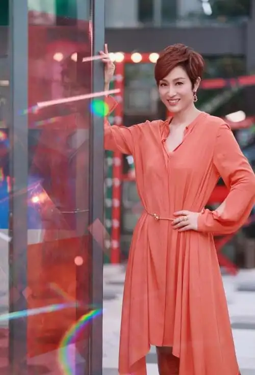 陈法蓉不愧是最有气质香港小姐干练短发配红裙太有范太飒