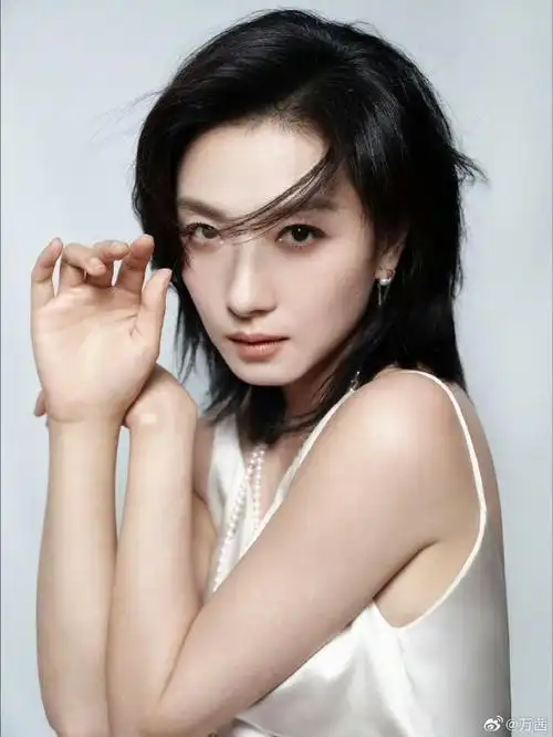 万茜锁骨发##万茜白月光造型#万茜的白月光造型太美了,锁骨发与白裙