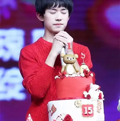 【图】易烊千玺生日会上的照片大全 老师称其属于学霸路线