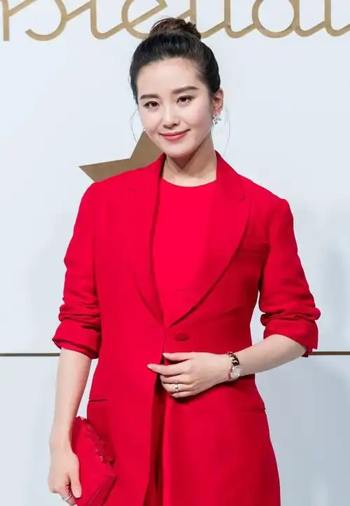 刘诗诗是真的美穿红色西装太显气质了牛奶肌白到会发光