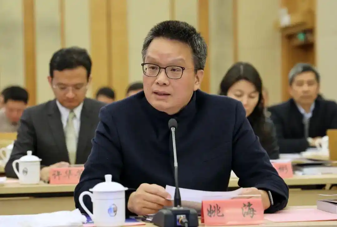 11月25日上午,奉贤区与市政府合作交流办,各地在沪商会共同举办"商会