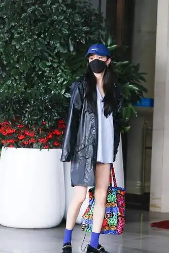 2021年4月17日,长沙,杨幂机场街拍.